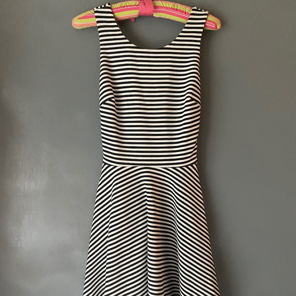 GUESS womens SMALL black/white striped stretch swing dress classic cocktail